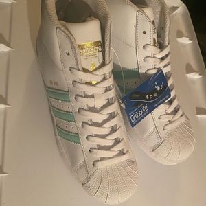 Adidas sneakers she’ll top